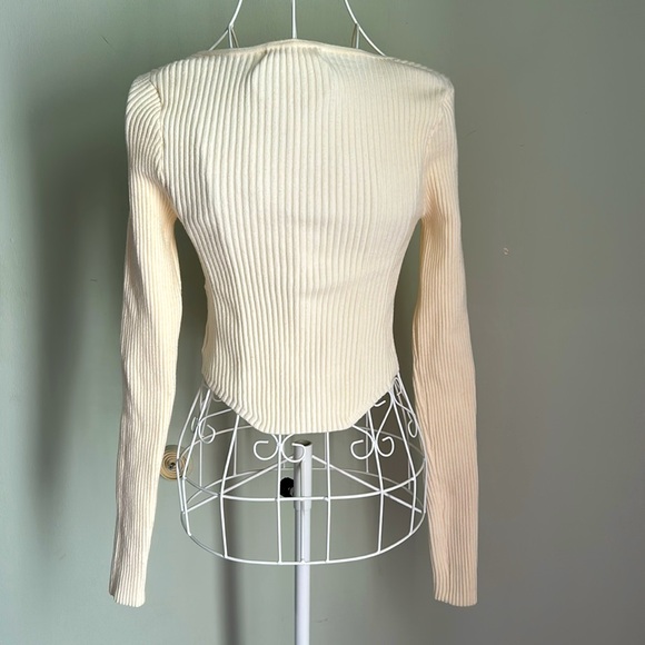 Chic Cream Ribbed Knit Blouse - Picture 2 of 7